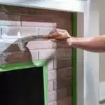 Groene tape op een ruwe muur