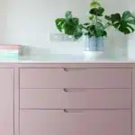 Farrow and Ball Sulking Room Pink op een kast