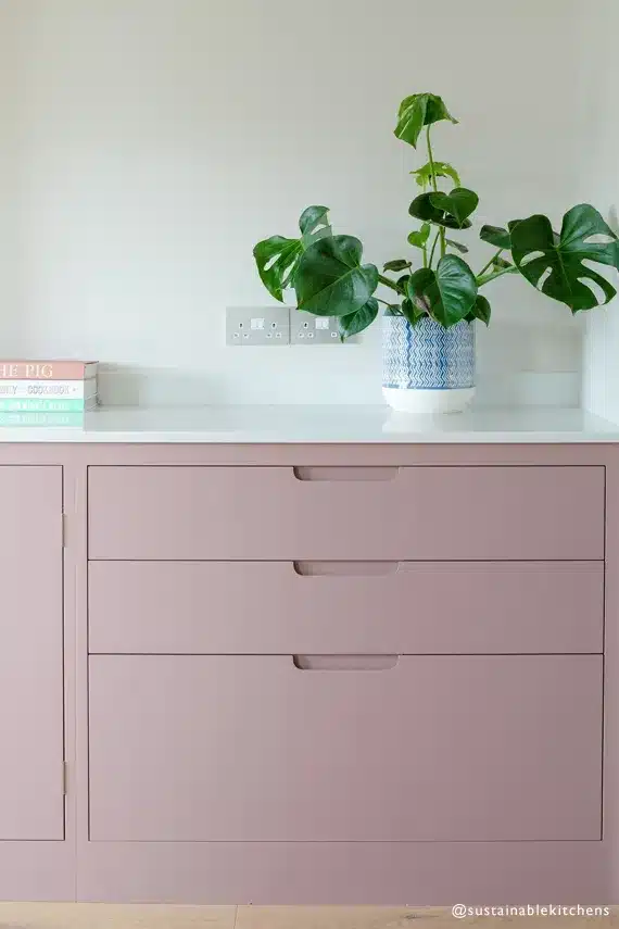 Farrow and Ball Sulking Room Pink op een kast