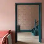 Sulking room pink op de muren