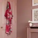 Kleur Sulking room pink op de muur en deur
