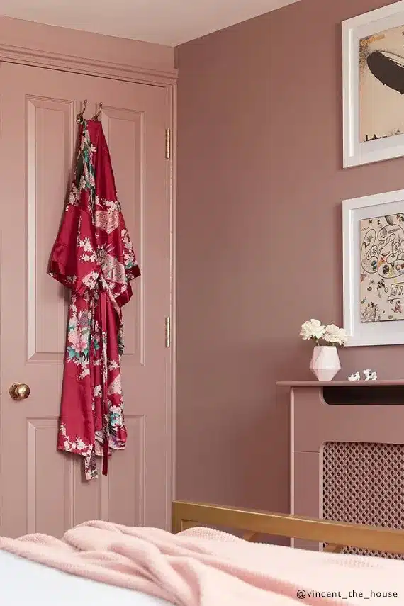 Kleur Sulking room pink op de muur en deur