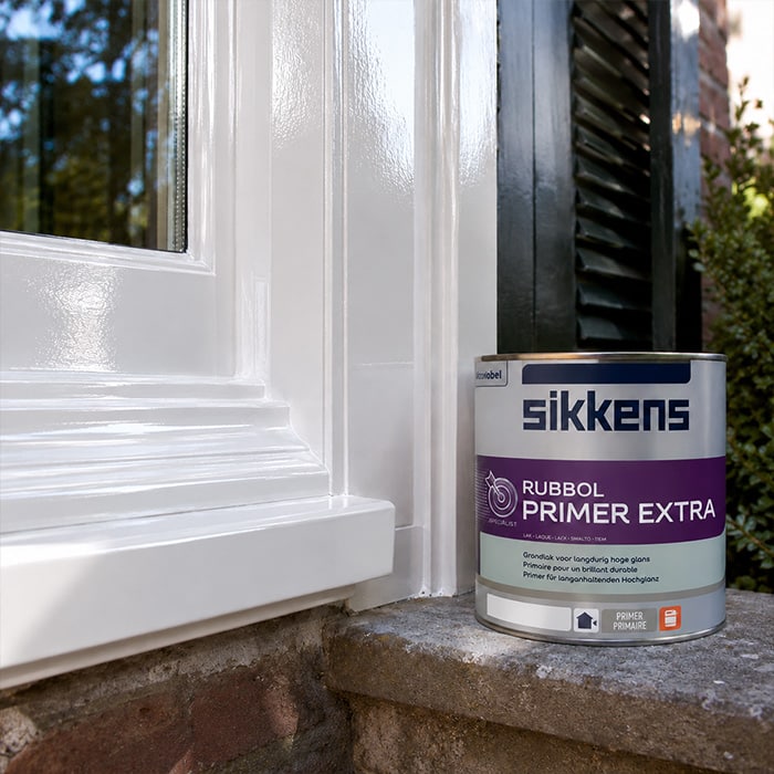 Sikkens Rubbol Primer Extra hoogglans op witte kozijnen