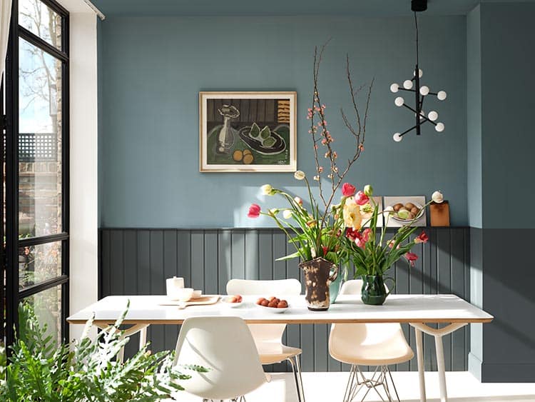 Blauwe kleuren op de muur