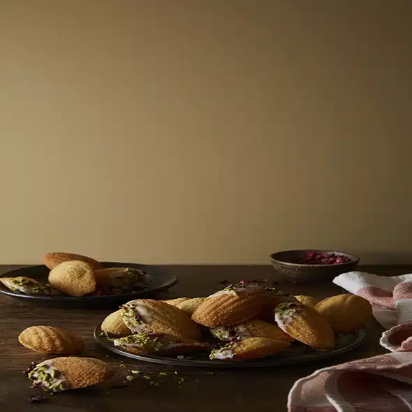 Gele kleuren op de muur