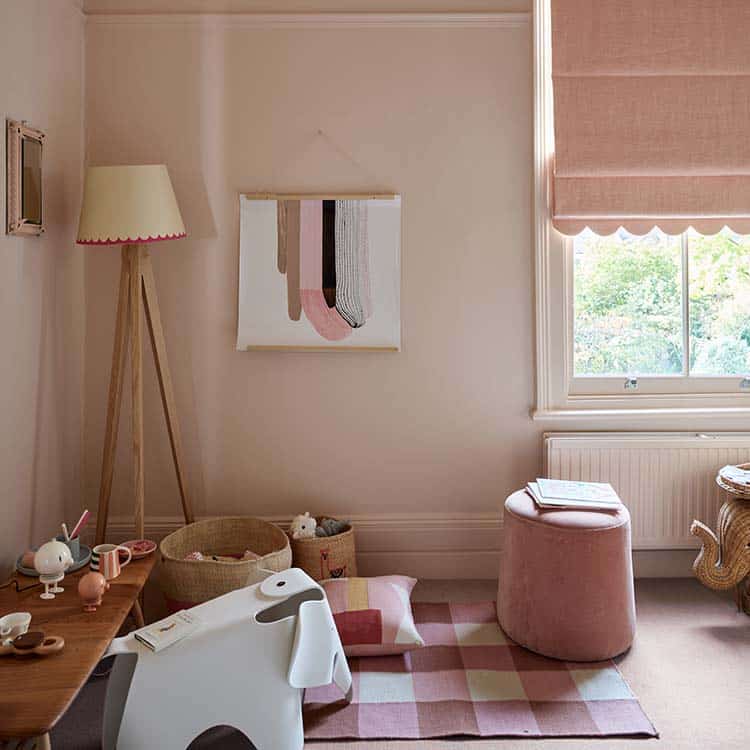 Setting Plaster babyroze kleur op de muur