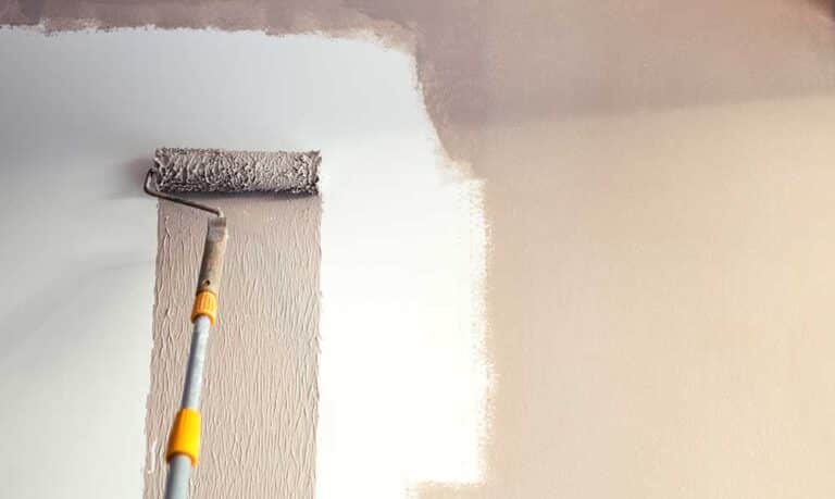 Beige kleur op de muur geschilderd